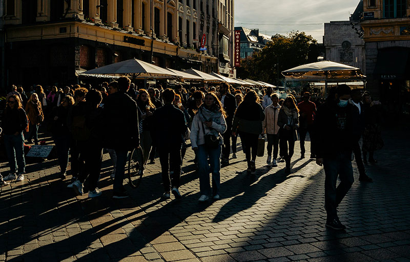 Crowded public area in a French city, illustrating environments where tourists should stay aware