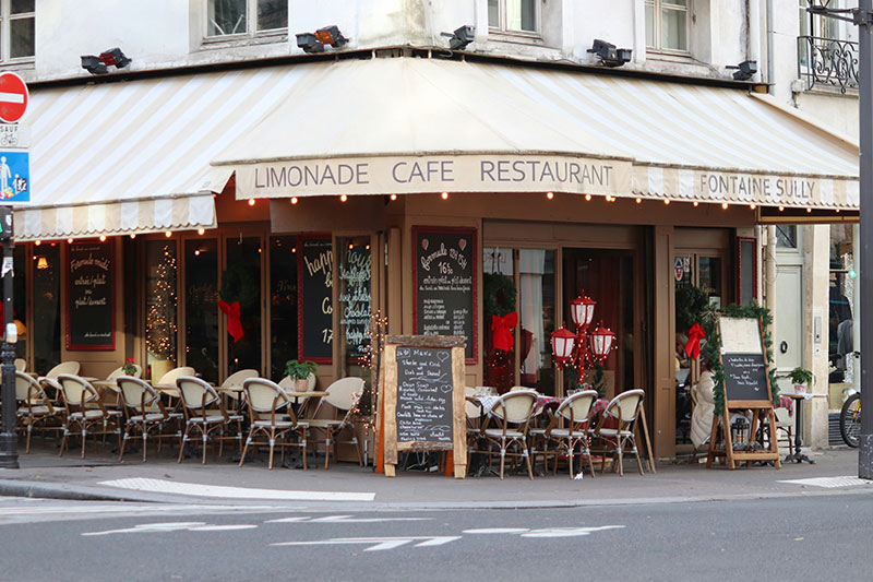 Classic Parisian café terrace scene representing smart travel planning and budgeting in France.
