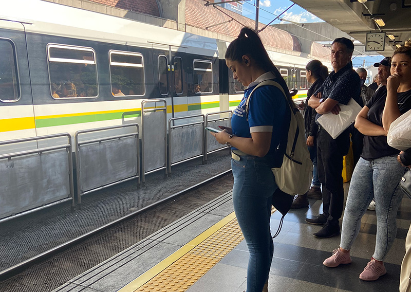 Women waiting for a train in Metro de-Medellín stop.