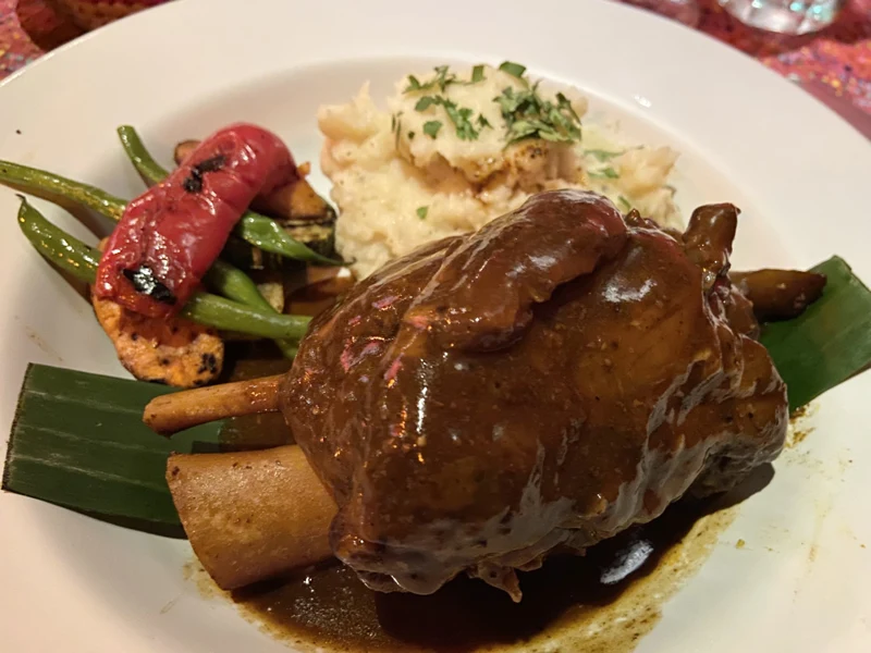 Pork shank in sauce with mashed potatoes and vegetables at Topolo in Mazatlán.